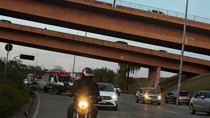 Acidente provoca lentidão no trânsito na avenida Via Expressa