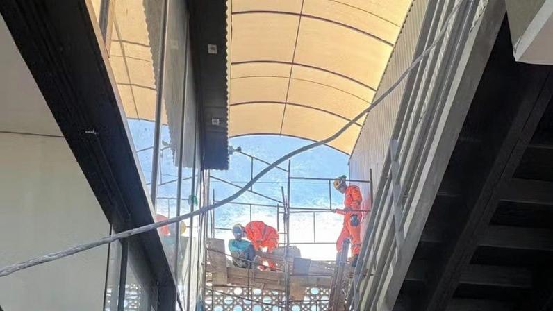 Bombeiros encontraram a vítima consciente e com queimaduras provocadas pela descarga elétrica em MG
