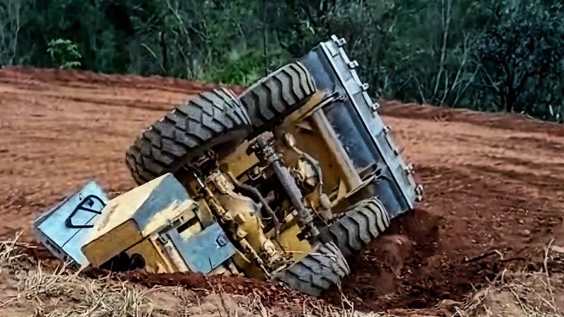Trator capotou após atropelar homem na área rural de Lagoa Santa