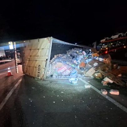 Motorista fica preso às ferragens após capotamento de caminhão na BR-381