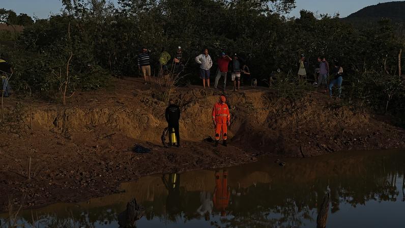 Os bombeiros identificaram vestígios que indicavam a entrada do homem na água, mas sem sinais de saída – reforçando a suspeita de afogamento