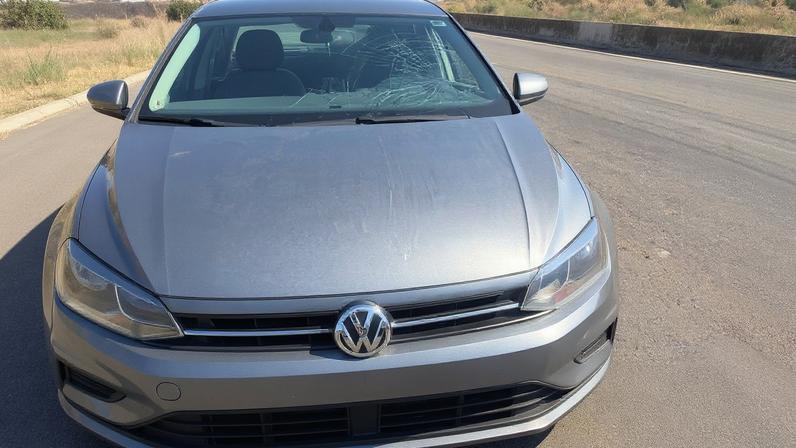 Vidro do carro quebrou e capô ficou amassado após o acidente