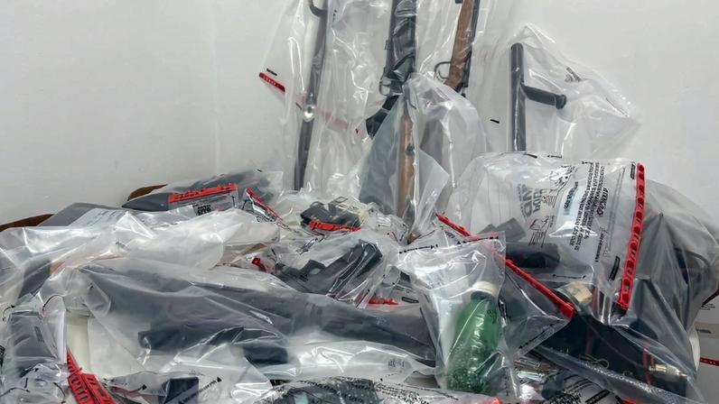 Durante a operação, a Polícia Civil apreendeu cinco armas de fogo, munições e cerca de R$ 37 mil em espécie. Uma segunda pessoa foi conduzida à delegacia.