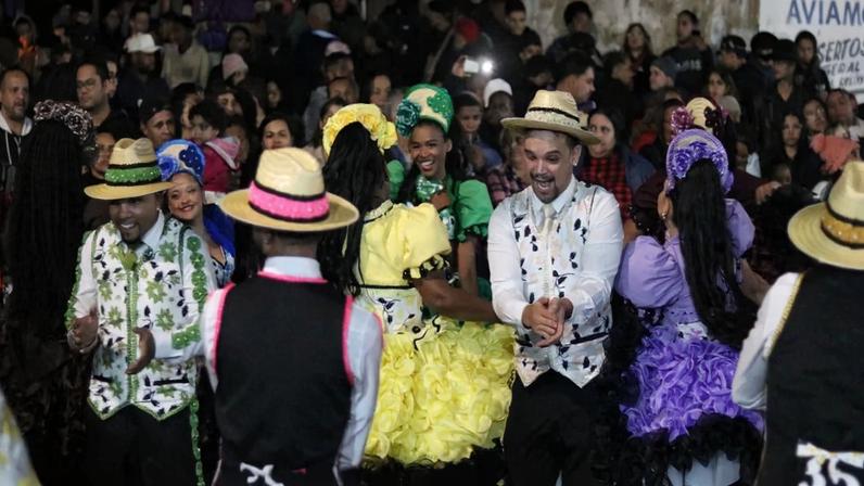 Festa comunitária tem entrada gratuita e traz a campeã do Arraiá de Belô para animar o público com muito forró a partir das 18h