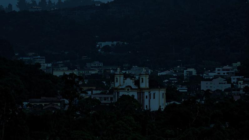 Barão de Cocais se localiza no eixo entre as serras da Piedade e do Caraça, cercado por uma paisagem que integra a Cordilheira do Espinhaço, uma das formações naturais mais importantes do Brasil