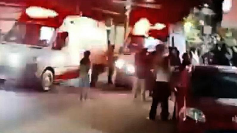 Homem foi atropelado por carro desgovernado no Barreiro; ambulâncias do Samu estiveram no local