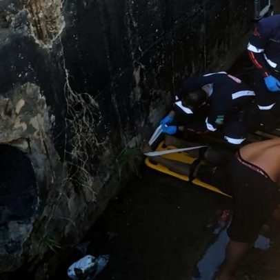 Motociclista colide com meio-fio e cai em córrego em Belo Horizonte