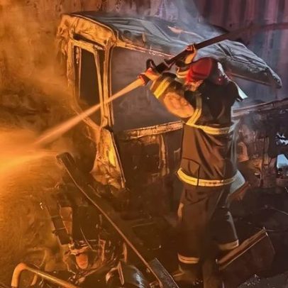 Incêndio atinge pátio de sucatas de caminhões em Lavras; vídeo