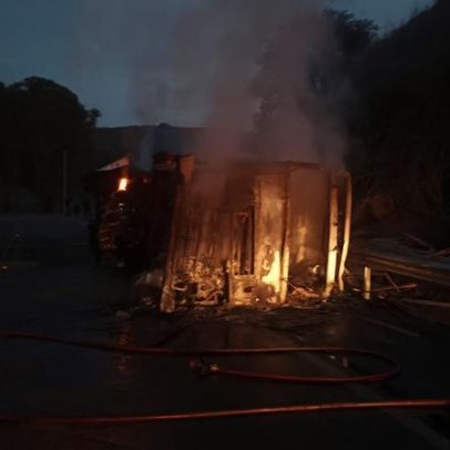 Carreta pega fogo e fecha BR-116 nos dois sentidos em MG