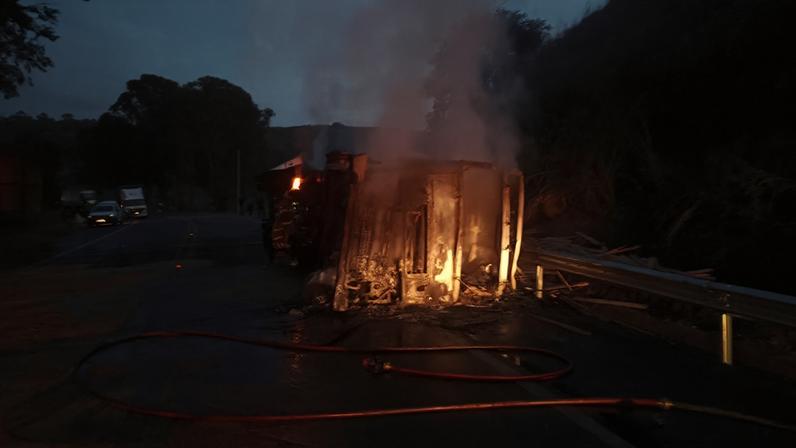 Carreta pegou fogo após acidente na BR-116, em Santa Bárbara do Leste