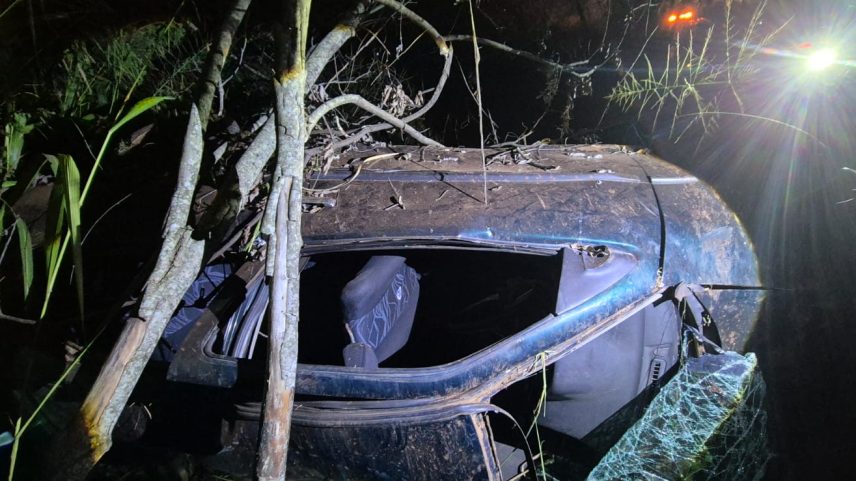 Carro capotou às margens da BR-262