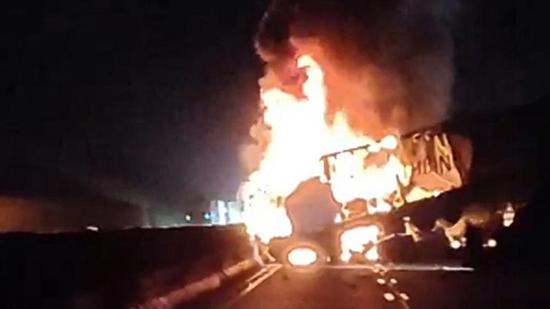 Batida entre veículos provocou incêndio e interditou os dois sentidos da BR-381 em Bom Jesus do Amparo
