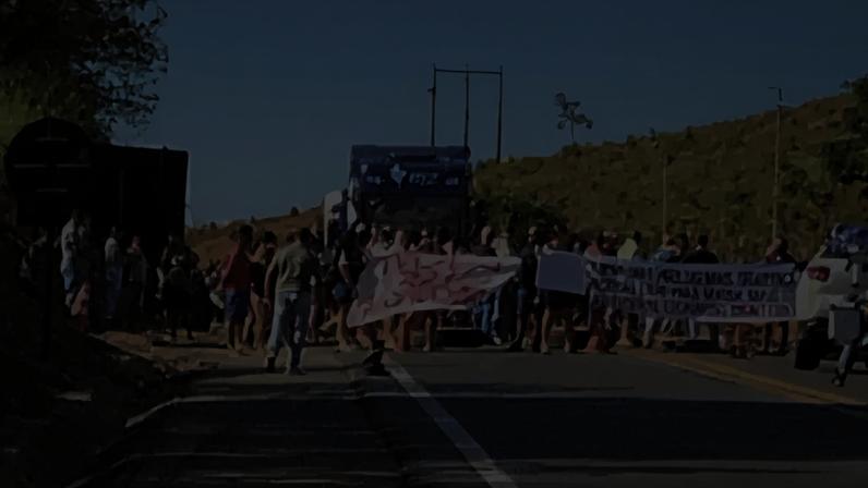 Manifestantes pedem instalação de redutores de velocidade no local
