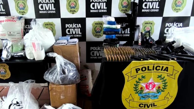 Polícia apreendeu submetralhadora, pistolas e material usado no refino das drogas