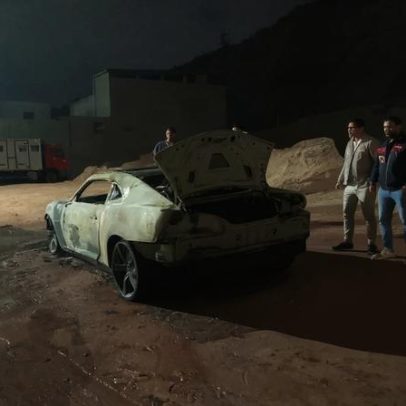 Camaro pega fogo e fica destruído em avenida de Minas Gerais
