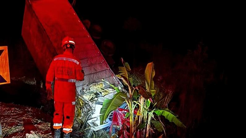 Caminhão tombou durante a madrugada