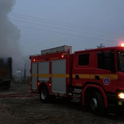 Bandidos roubam carreta errada e ateiam fogo à carga de biscoitos em MG