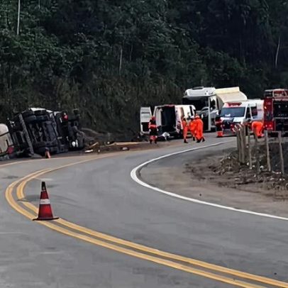 Carreta que transportava gasolina tomba, interditando a BR-381 em Belo Oriente
