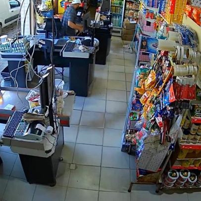 Vídeo mostra autor de chacina causando pânico em mercado