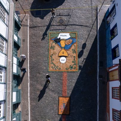 Fiéis celebram Corpus Christi nas ruas de Sabará