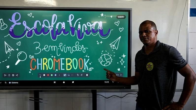 Telas interativas são usadas em atividades educacionais e administrativas
