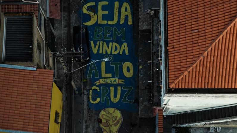 Moradores do Alto Vera Cruz (BH) se reuniram para pintar a rua com bandeiras, mascotes e referências à Copa do Mundo