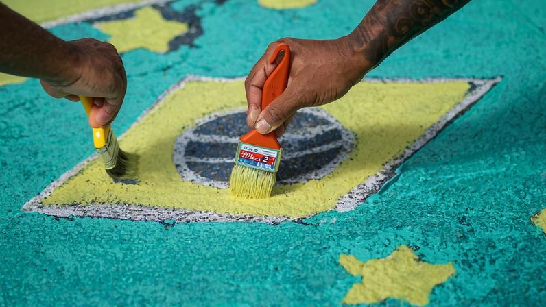 Crianças e adultos transformaram a comunidade em um quadro verde e amarelo