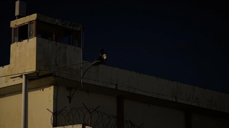 Policial faz guarda na fachada do presídio Dutra Ladeira, em Ribeirão das Neves