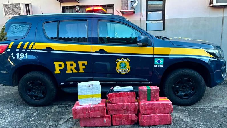 Fiscalização detalhada da PRF revelou diversos tabletes da droga sobre o banco traseiro do carro abordado