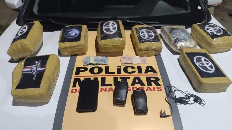 Durante a abordagem, nada ilícito foi encontrado com o homem; questionado pelos PMs, ele admitiu que o porta-malas da carro BMW estava 'cheio' de entorpecentes
