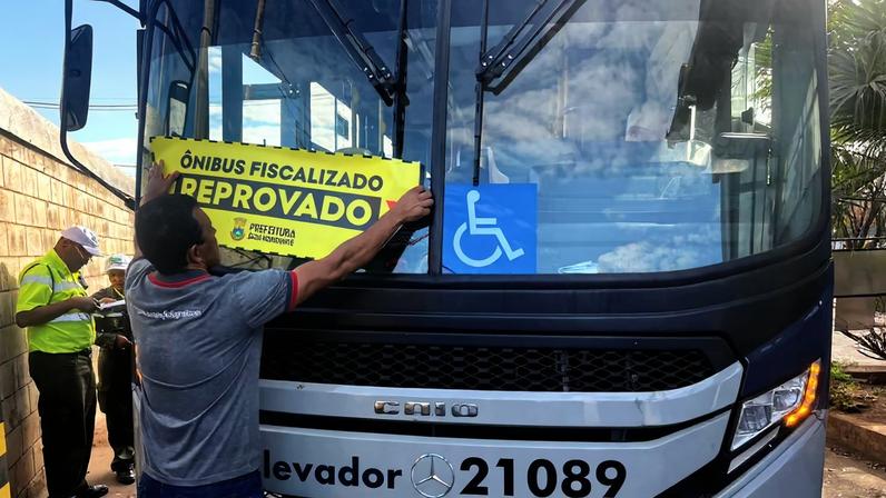 Operação de fiscalização de ônibus, na Estação São Gabriel, em BH