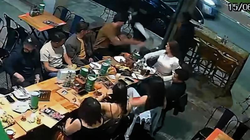 Câmeras do circuito de segurança registraram o momento do furto