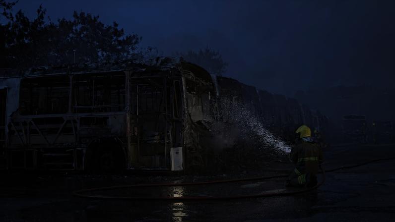 Cerca de 27 ônibus foram destruídos pelas chamas