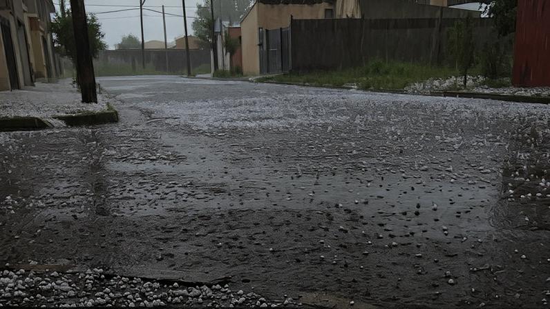 Tempestade acompanhada de granizo atingiu Abaeté na tarde desta segunda-feira (1º/6)