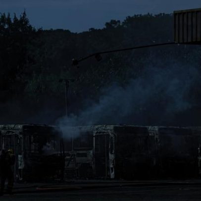 Incêndio destrói 20 ônibus em garagem de BH