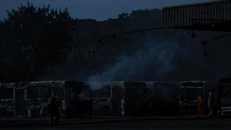 Incêndio em garagem de ônibus no bairro Dom Cabral