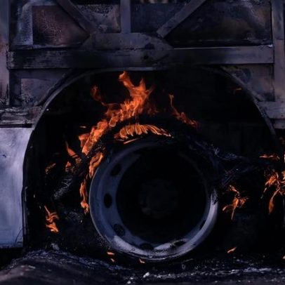Incêndio destrói garagem de ônibus em Belo Horizonte e imagens são divulgadas
