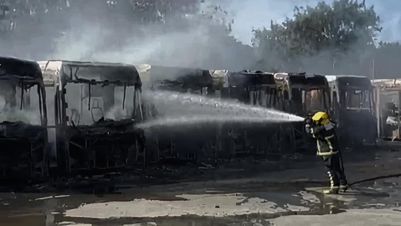 Incêndio em garagem de ônibus no bairro Dom Cabral