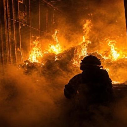 Carroceria de caminhão com móveis é destruída em incêndio na BR-381