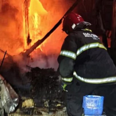 Incêndio em acumulado de recicláveis ameaça casa em Juiz de Fora