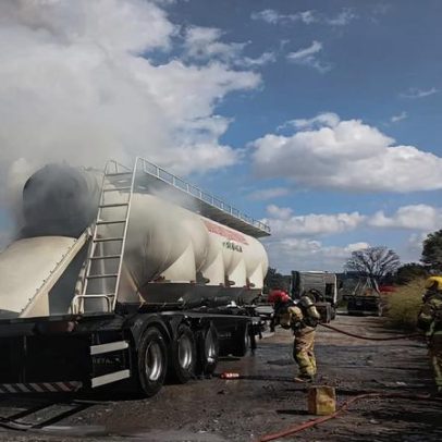 Incêndio atinge carroceria de caminhão com cimento na MG-050