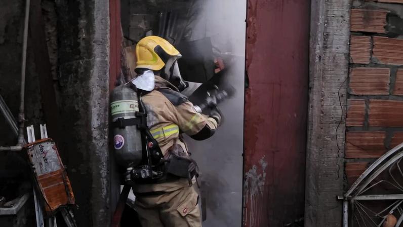 Após o combate às chamas, os bombeiros realizaram a retirada de todo o material inflamável que permanecia no local.