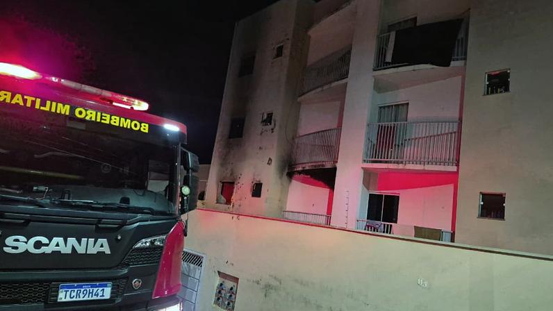 Incêndio atingiu um dos apartamentos do prédio