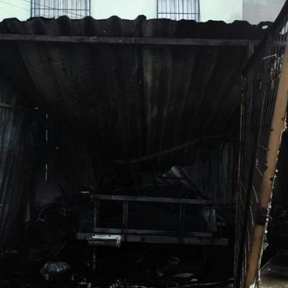 Incêndio em vegetação atinge condomínio na Grande BH, destrói carro e carretinha