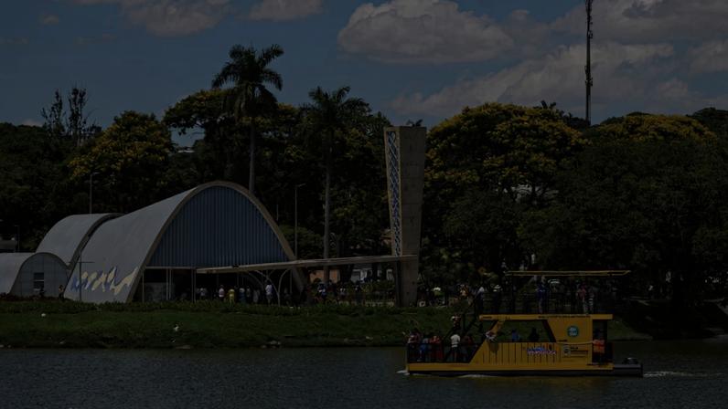 O catamarã da Lagoa da Pampulha, chamado de 'Capivarã', em passeio turístico neste domingo (28/12).