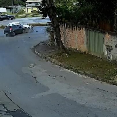 Vídeo registra batida entre dois carros na MG-010, em Belo Horizonte