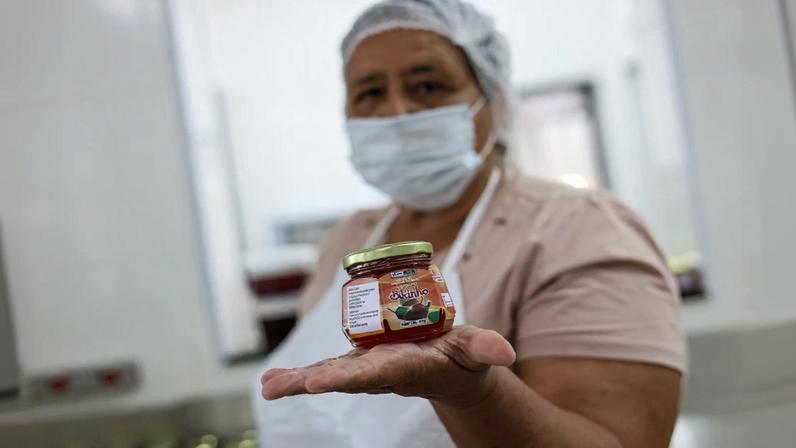 Recomeço no território: Aos 64 anos, Neizita Geralda da Conceição é uma das fundadoras da Cooperativa de Produtoras de Geleia de Pimenta-Biquinho, em Bento Rodrigues