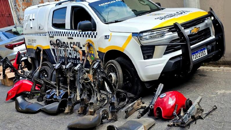 Além do veículo recém furtado, também foram encontradas diversas peças automotivas