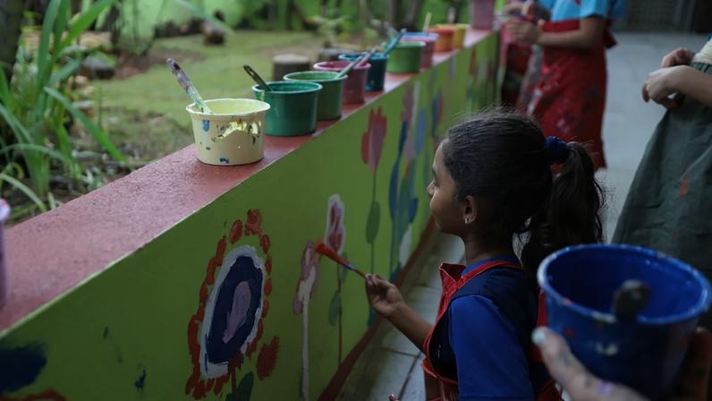 Crianças do Núcleo Infantil Anna Medioli participaram da pintura de mural artístico ao lado da artista plástica Anna Göbel