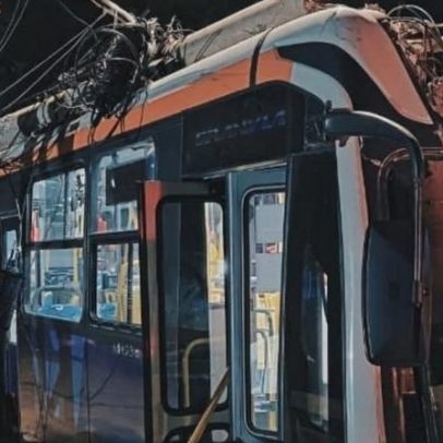 Ônibus perde freio, bate em carros e derruba poste na Avenida Amazonas, BH